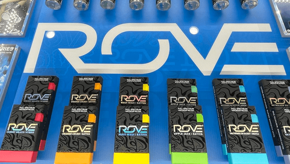 The Benefits of Cannabis Vape Disposables vs. Cartridges